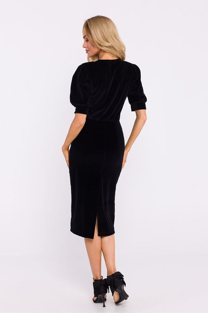 Robe soirée chic noire manches courtes midi droite pour cocktail ou nouvel an.