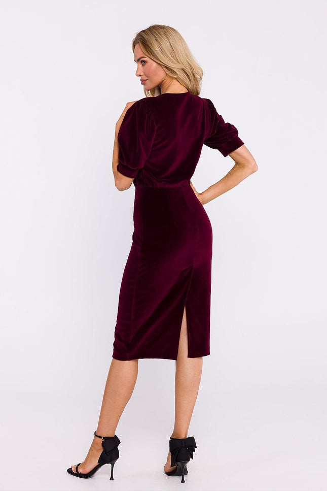 Robe de cocktail bordeaux midi moulante manches courtes pour soirée chic et élégante.