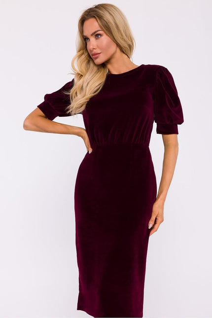 Robe bordeaux soirée chic midi avec manches courtes et silhouette droite, idéale pour cocktail ou gala.