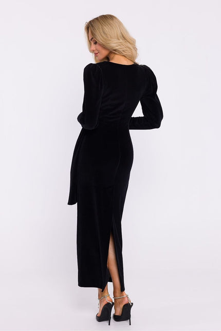 Robe noire soirée chic longue moulante avec manches longues et fente élégante pour gala ou événement formel