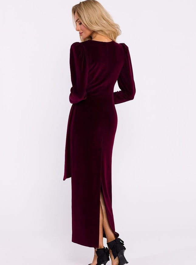 Robe longue bordeaux élégante à manches longues et fendue pour soirée ou gala avec style chic et dos nu.