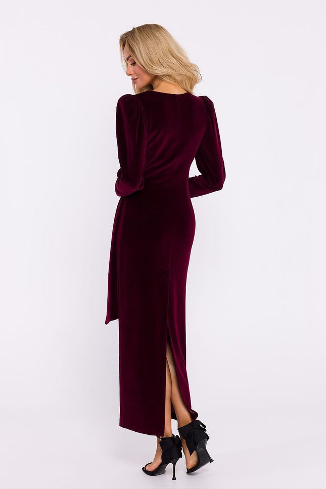 Robe longue bordeaux élégante à manches longues et fendue pour soirée ou gala avec style chic et dos nu.