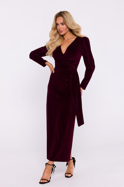 Robe de soirée chic bordeaux longue à manches longues et décolleté pour gala ou mariage.