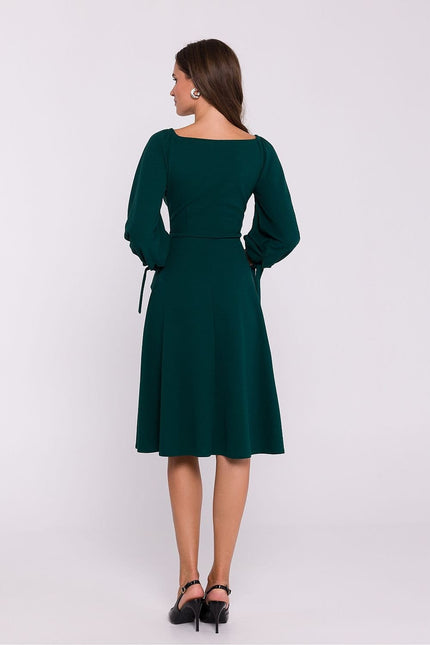 Robe verte midi élégante à manches longues pour soirée cocktail ou événement d'entreprise.