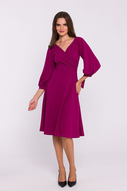 Robe violette cocktail chic midi manches longues pour soirée ou événement élégant.