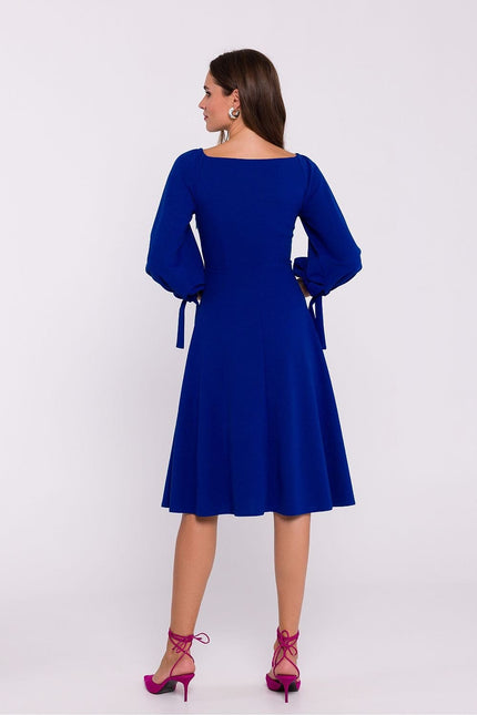 Robe bleue midi chic pour cocktail avec manches longues et silhouette évasée, idéale pour une soirée élégante.