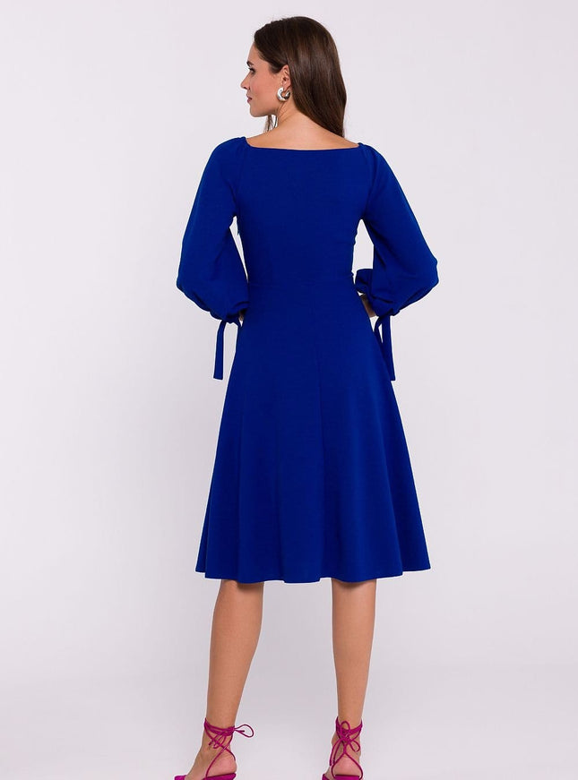 Robe bleue midi chic pour cocktail avec manches longues et silhouette évasée, idéale pour une soirée élégante.