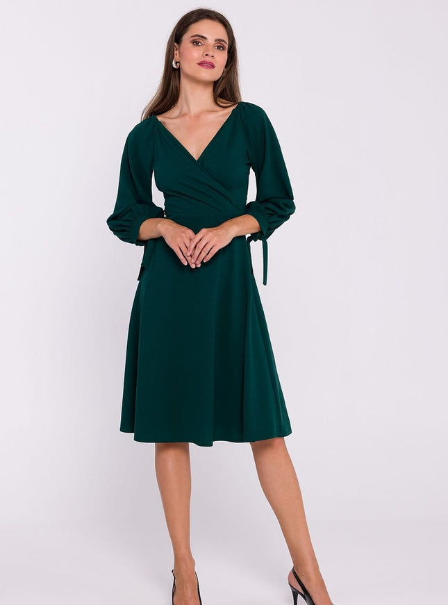 Robe verte chic midi pour cocktail avec manches longues et silhouette trapèze.