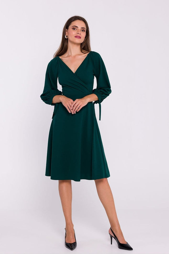 Robe verte chic midi pour cocktail avec manches longues et silhouette trapèze.