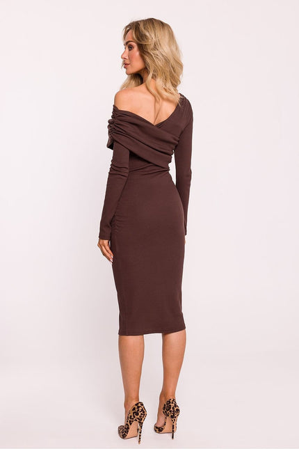 Robe marron élégante midi à manches longues pour soirée chic ou cocktail, silhouette moulante.