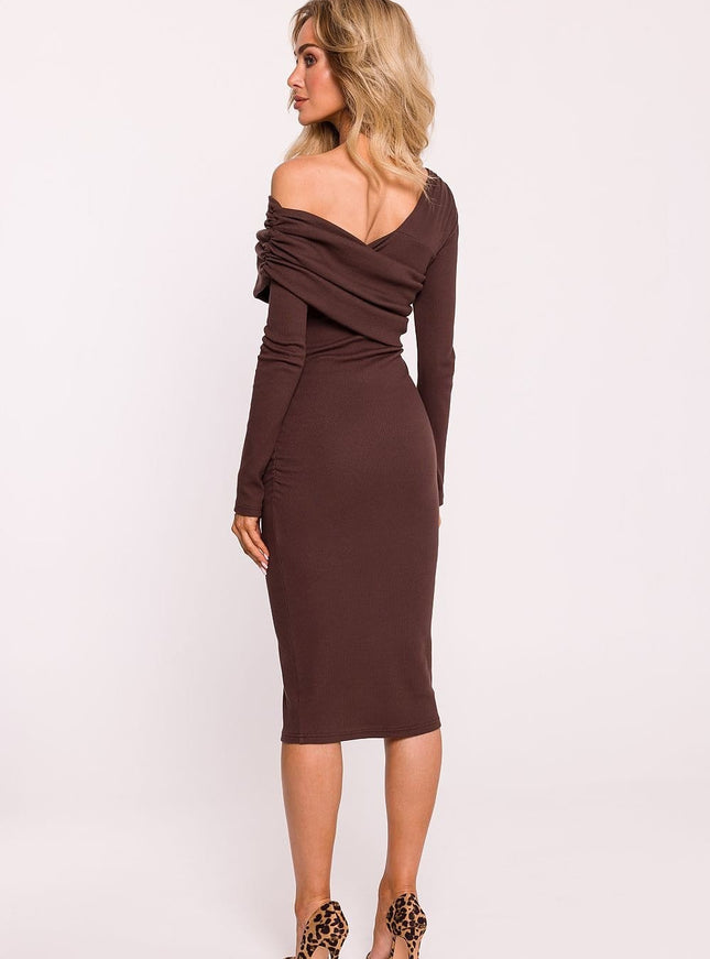 Robe marron élégante midi à manches longues pour soirée chic ou cocktail, silhouette moulante.