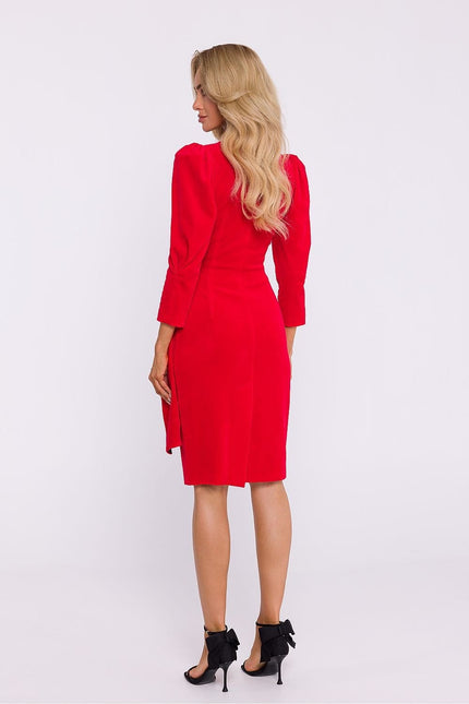 Robe rouge midi chic pour cocktail avec manches longues et silhouette droite.