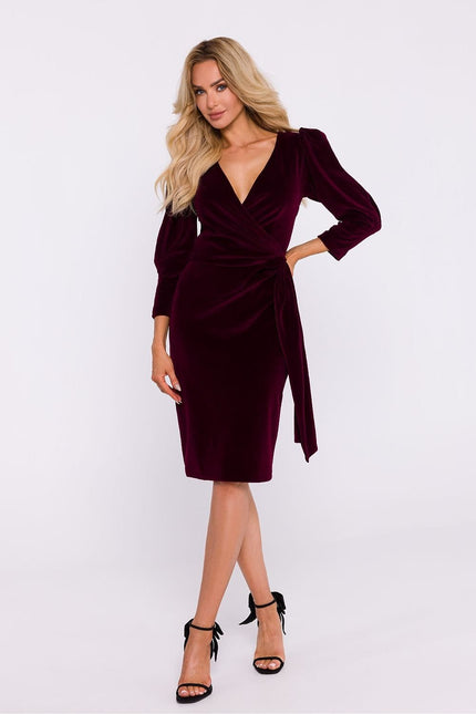 Robe bordeaux midi en velours pour cocktail, chic avec manches longues et décolleté en V.