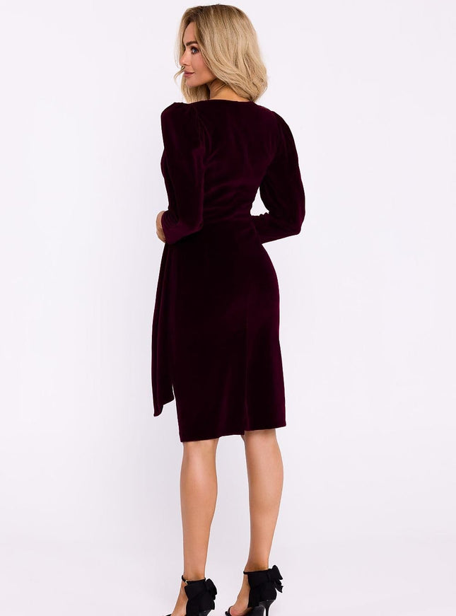 Robe bordeaux midi élégante pour cocktail avec manches longues et silhouette droite.