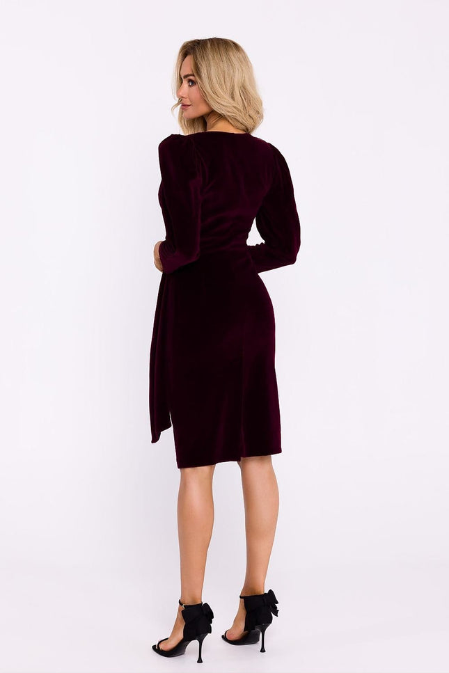 Robe bordeaux midi élégante pour cocktail avec manches longues et silhouette droite.