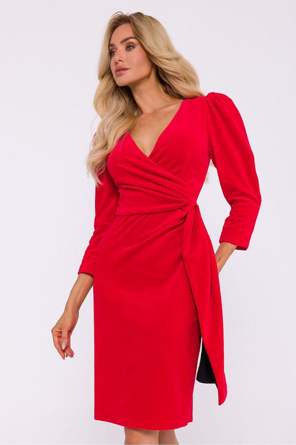 Robe rouge midi chic pour cocktail avec manches longues et décolleté en V, silhouette droite.