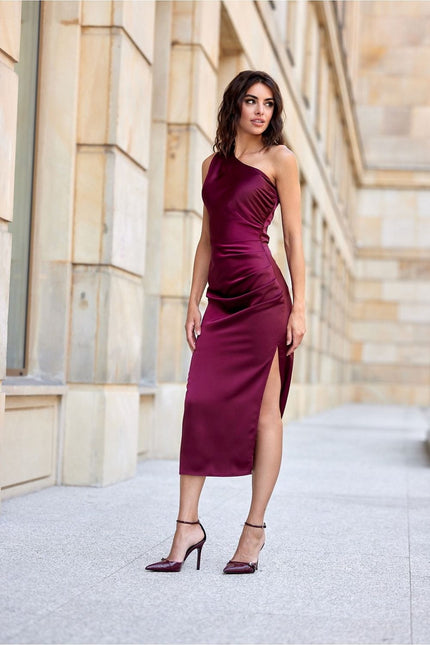 Robe cocktail bordeaux midi moulante sans manches pour soirée chic avec fente latérale.