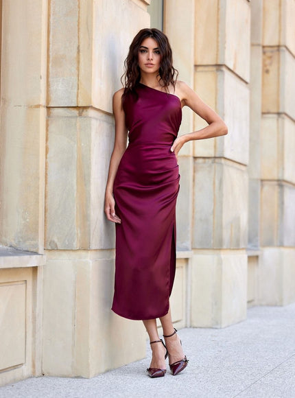 Robe de soirée chic bordeaux midi sans manches pour cocktail ou mariage invité.