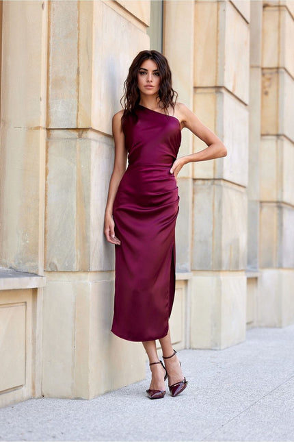 Robe de soirée chic bordeaux midi sans manches pour cocktail ou mariage invité.