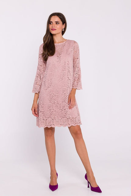 Robe cocktail rose dentelle manches trois-quarts courte élégante pour femme.