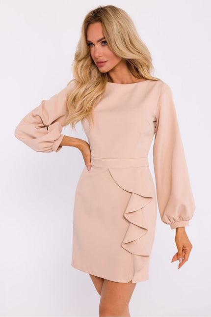 Robe beige courte élégante avec manches longues et détails volantés pour cocktail ou soirée.