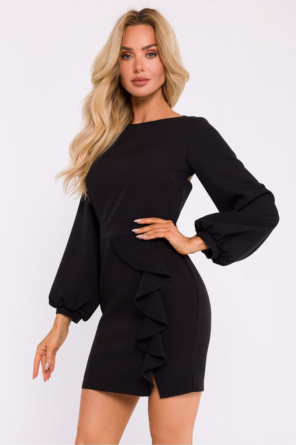 Robe noire soirée chic manches longues droite courte, idéale cocktail ou événement élégant.