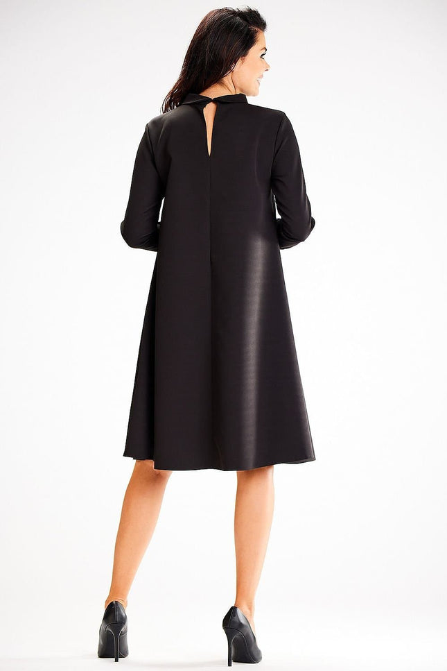 Robe de soirée noire pour femme enceinte avec manches longues, élégante et fluide, parfaite pour un évènement spécial ou cocktail.