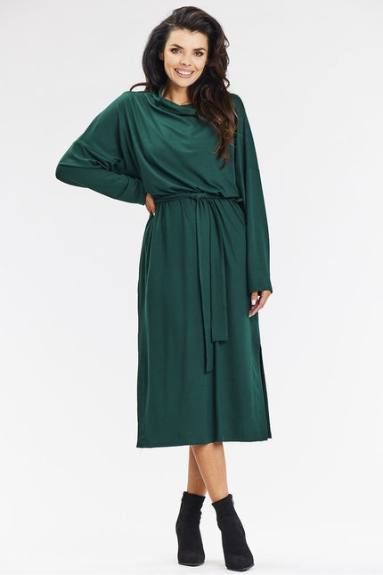 Robe midi verte avec ceinture et manches longues, style casual chic pour soirée ou événement décontracté.