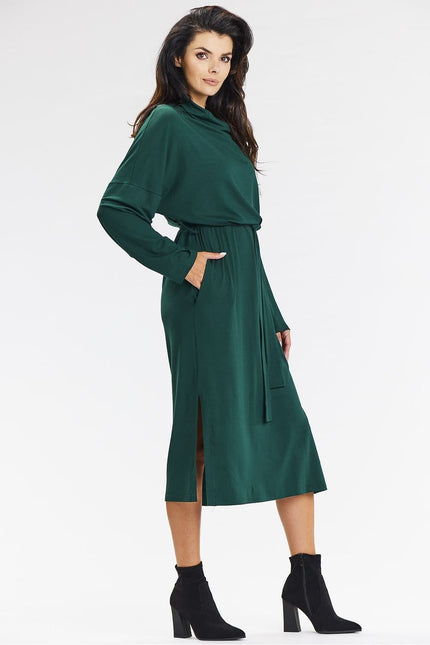 Robe verte midi chic avec ceinture pour cocktail ou soirée, manches longues et col montant, silhouette droite.