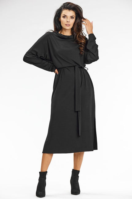 Robe noire midi casual chic avec manches longues et ceinture pour soirée ou évènement professionnel.