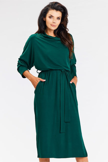 Robe verte midi casual pour soirée chic avec manches longues et ceinture.