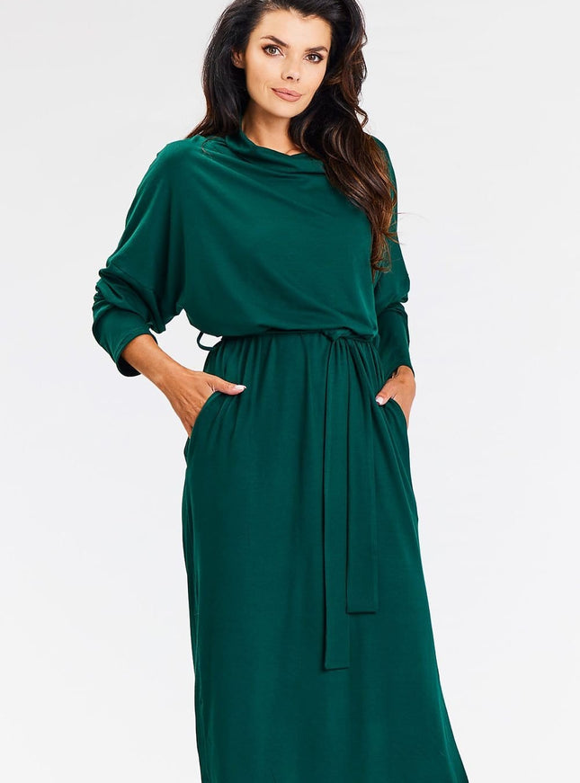 Robe verte midi casual pour soirée chic avec manches longues et ceinture.