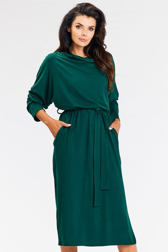 Robe verte midi casual pour soirée chic avec manches longues et ceinture.