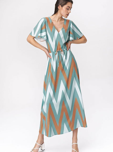 Robe bohème midi à motif zigzag vert sauge et terracotta avec manches courtes et ceinture pour style décontracté et chic.