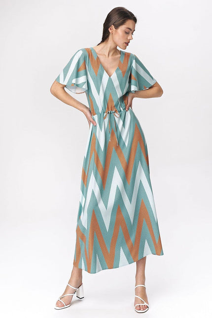 Robe bohème midi à motif zigzag vert sauge et terracotta avec manches courtes et ceinture pour style décontracté et chic.