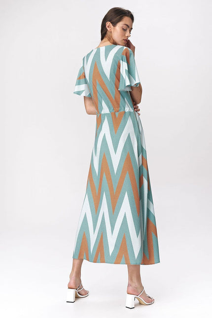 Robe style bohème midi avec motif zigzag en vert sauge, terracotta et blanc, manches courtes pour été ou casual.