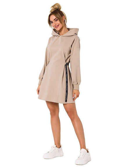 Robe pull beige courte casual avec manches longues et ceinture à nouer pour un style décontracté.