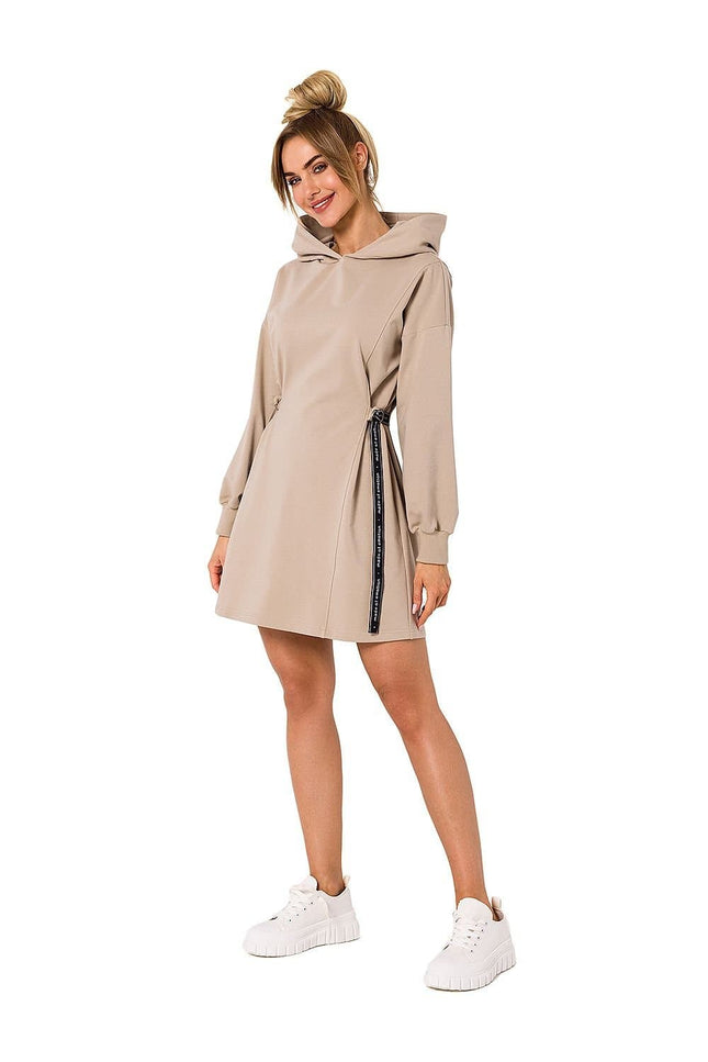 Robe pull beige courte casual avec manches longues et ceinture à nouer pour un style décontracté.