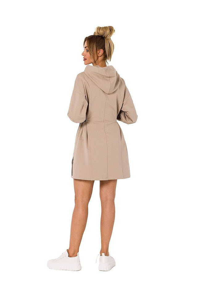 Robe pull beige courte casual avec manches longues et capuche pour look décontracté.