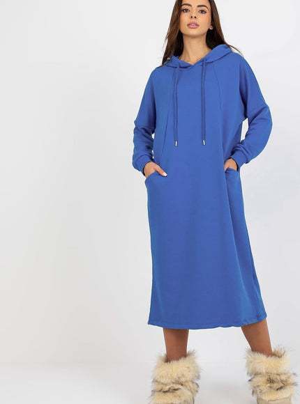 Robe pull bleue casual avec manches longues pour un look quotidien confortable et décontracté, longueur midi et silhouette droite.