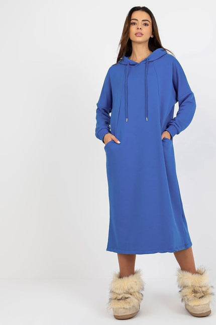 Robe pull bleue casual avec manches longues pour un look quotidien confortable et décontracté, longueur midi et silhouette droite.