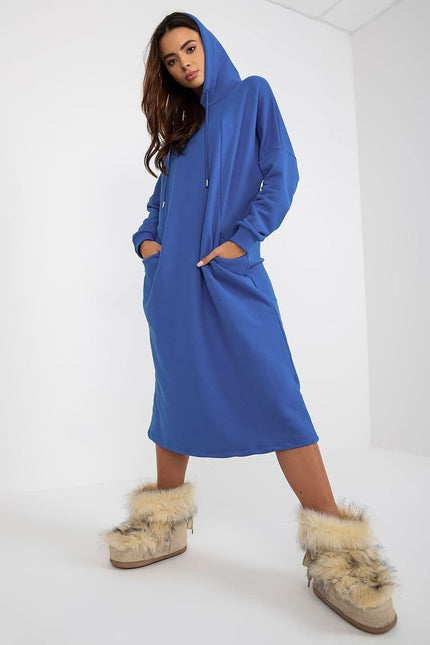 Robe pull bleue casual à manches longues et midi, idéale pour un look décontracté et confortable.