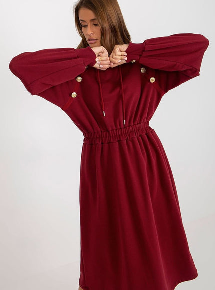 Robe rouge décontractée midi avec manches longues pour un look casual, idéale pour la mi-saison ou un événement simple.