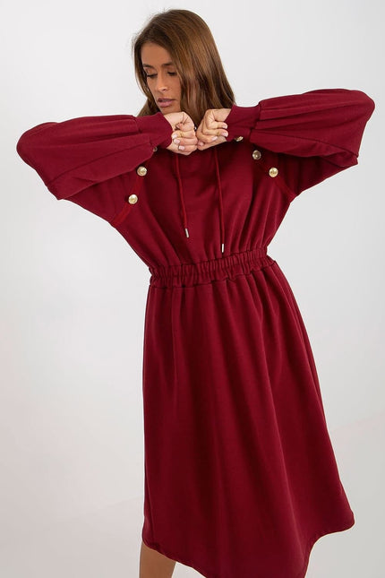 Robe rouge décontractée midi avec manches longues pour un look casual, idéale pour la mi-saison ou un événement simple.