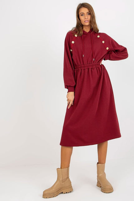 Robe rouge décontractée midi avec manches longues pour un look casual et confortable, idéale pour tous les jours.