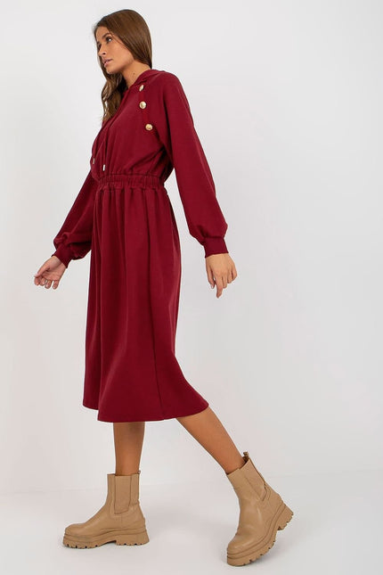 Robe rouge décontractée midi avec manches longues et taille élastiquée pour un look casual et confortable.