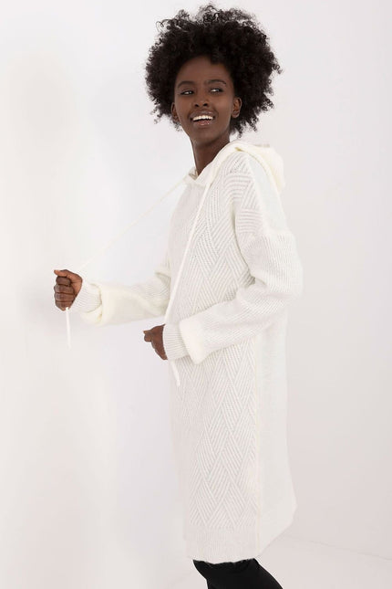 Robe pull blanche longue manches longues pour un look hiver femme casual et confortable.