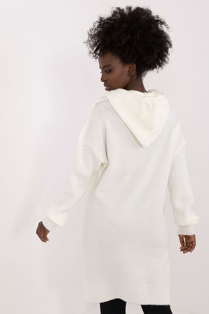 Robe pull blanche hiver femme, manches longues et col montant pour un look décontracté et confortable.