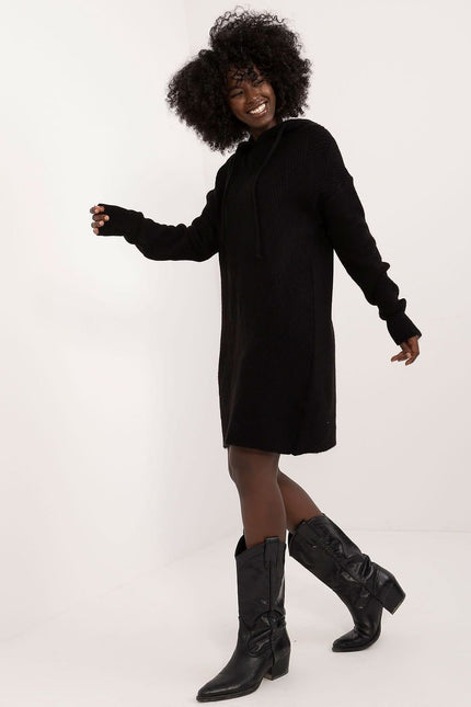 Robe pull noire manches longues, style décontracté et chic, longueur midi, parfaite pour l'hiver.