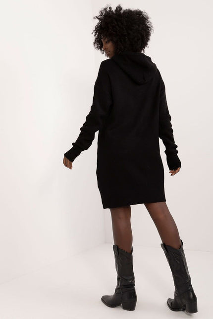 Robe pull noire casual mi-longue à manches longues pour un look quotidien confortable et tendance.